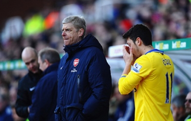 Wenger bảo vệ Koscielny, kêu oan về quả phạt đền